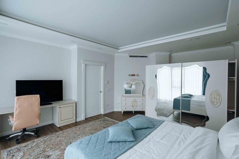 Executive Suite, 1 King Bed, Non Smoking - Photo 3