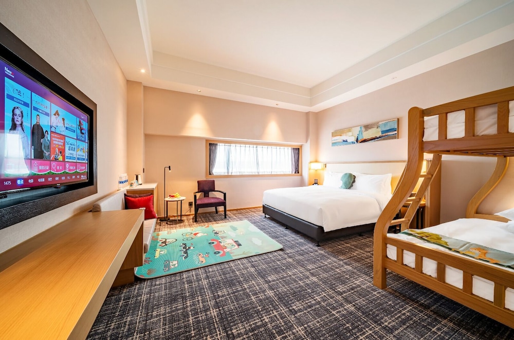 Family Room, Multiple Beds - Photo 4