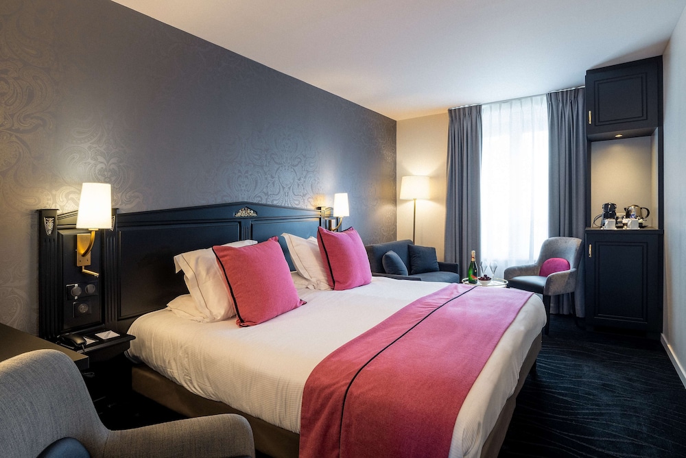 Deluxe Room, 1 King Bed, Non Smoking (Larger Room) - Photo 3
