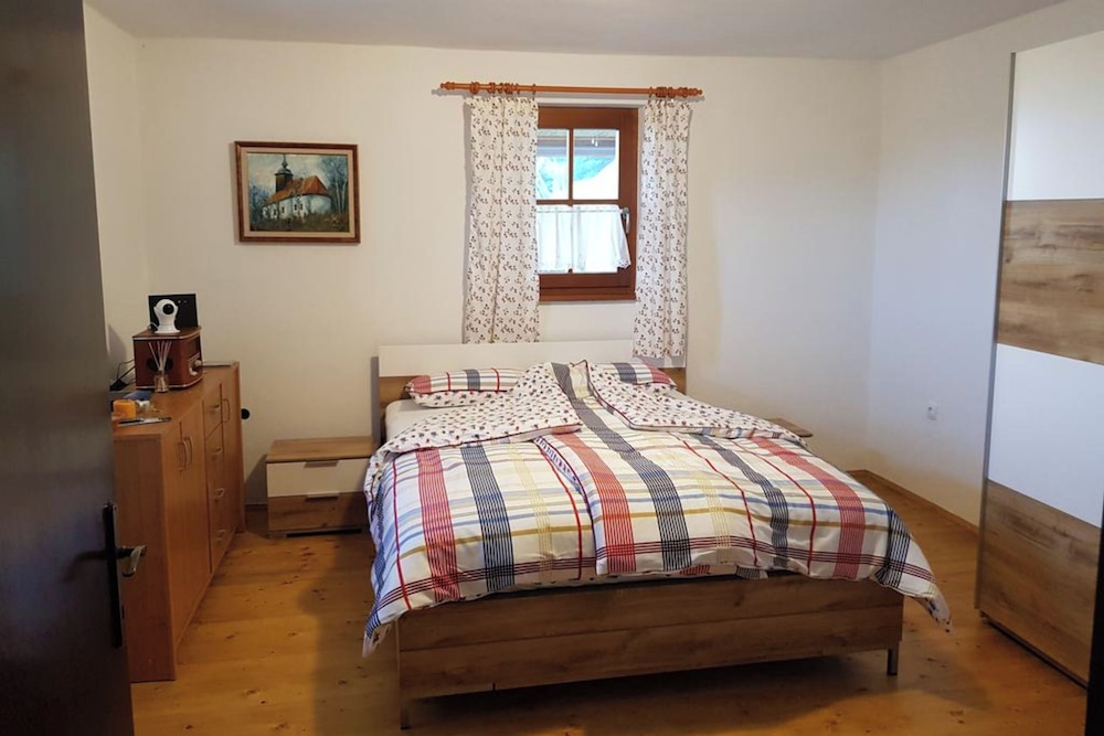 Family House, 2 Bedrooms, Mountainside (Farmhouse at St. Donat's)