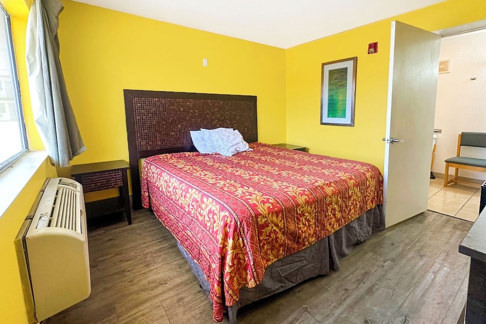 Room, 1 King Bed, Smoking - Photo 2
