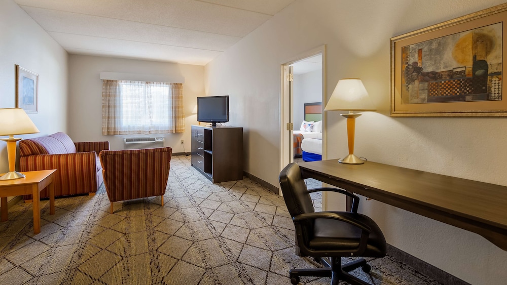 Suite, 2 Queen Beds, Non Smoking, Refrigerator & Microwave (with Sofabed) - Photo 2