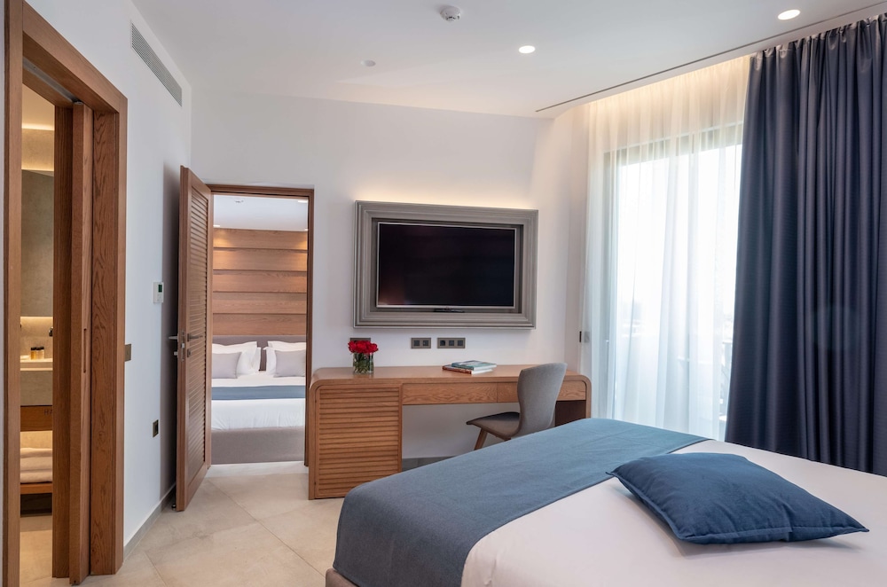 Premier Suite, 2 Bedrooms, 2 Bathrooms, Partial Sea View