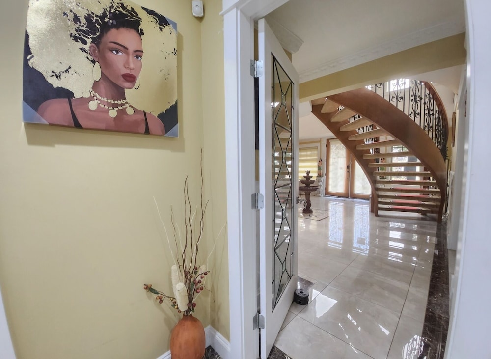 Gallery Room, 1 Queen Bed, Pets Allowed, Ground Floor photo 3