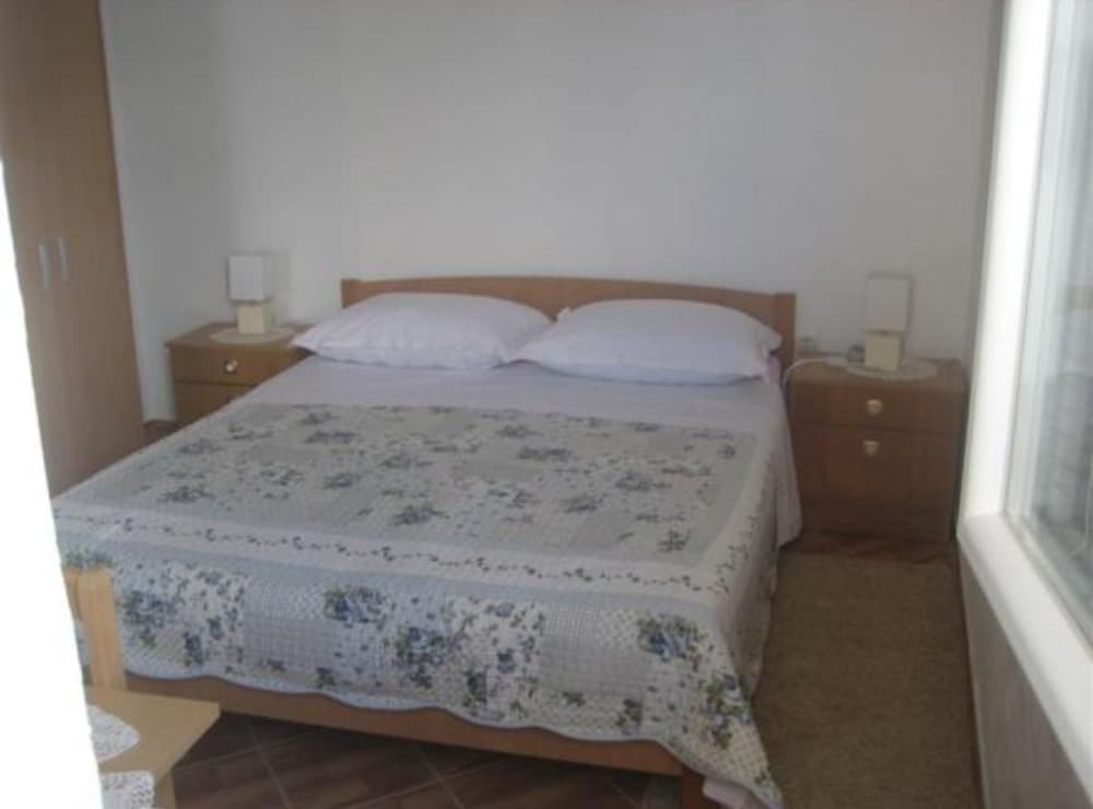 Apartment (One Bedroom Apartment With Balcony An)