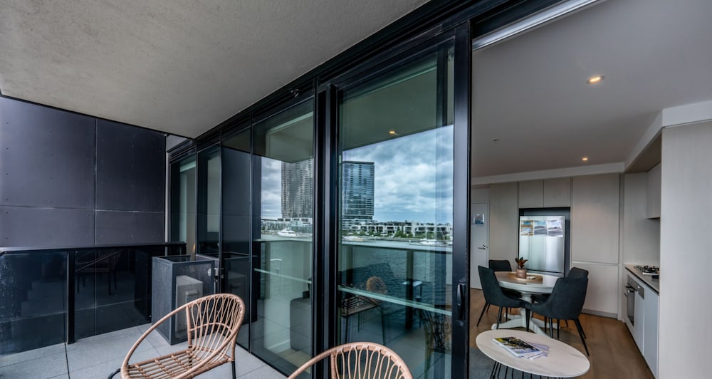 1 Bedroom Apartment Absolute Waterfront - Photo 8