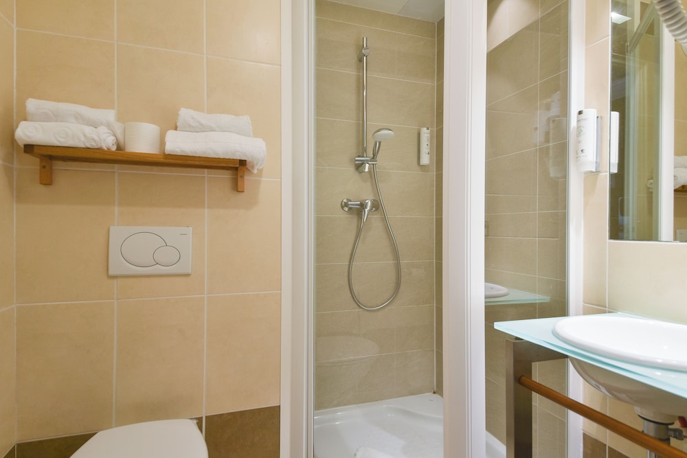 Standard Room, 2 Twin Beds - Photo 11
