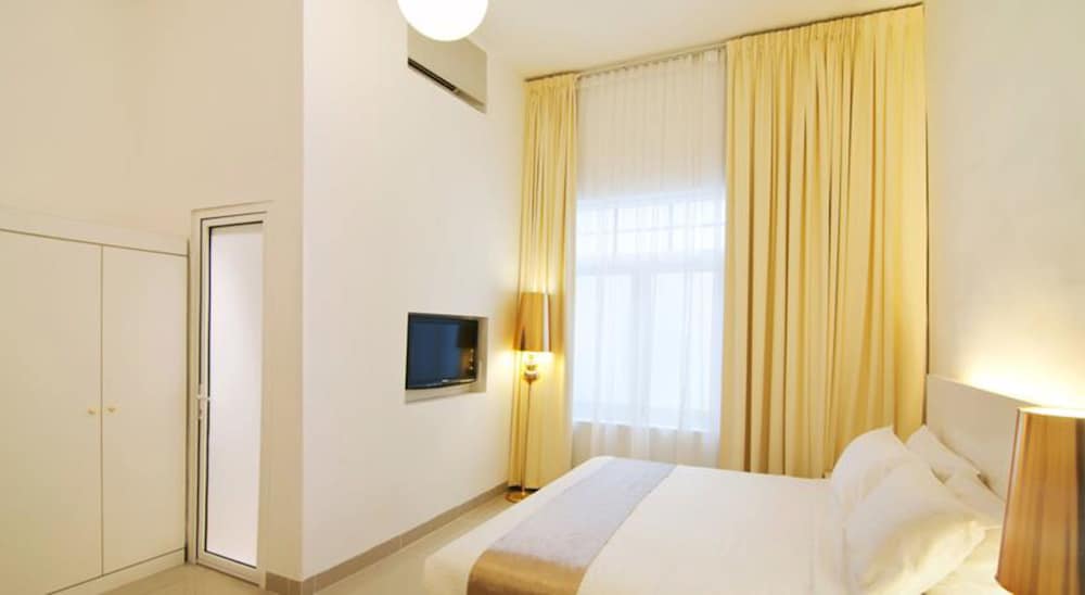 Deluxe Room, 1 Queen Bed photo 3