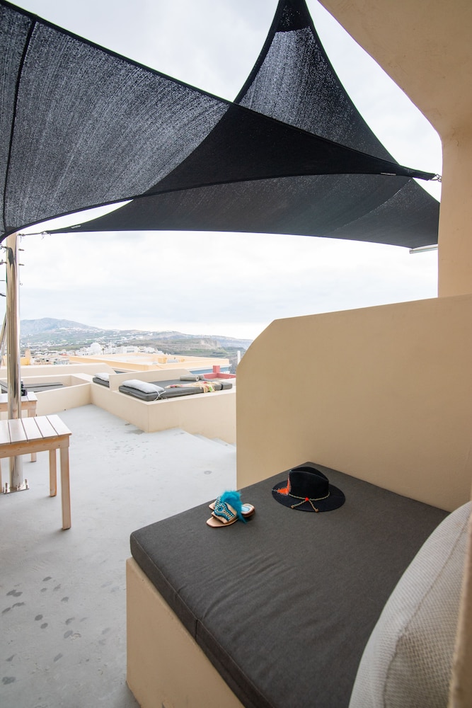 Cave Suite, Caldera View, Outdoor Hot Tub - Photo 9