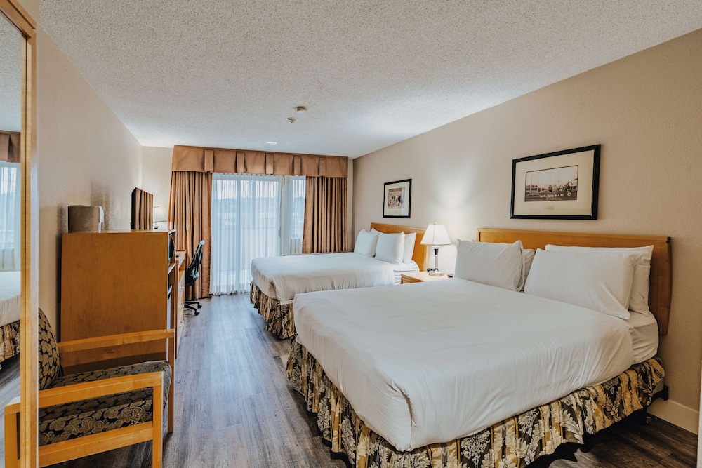 Suite, 2 Queen Beds, Non Smoking, Balcony