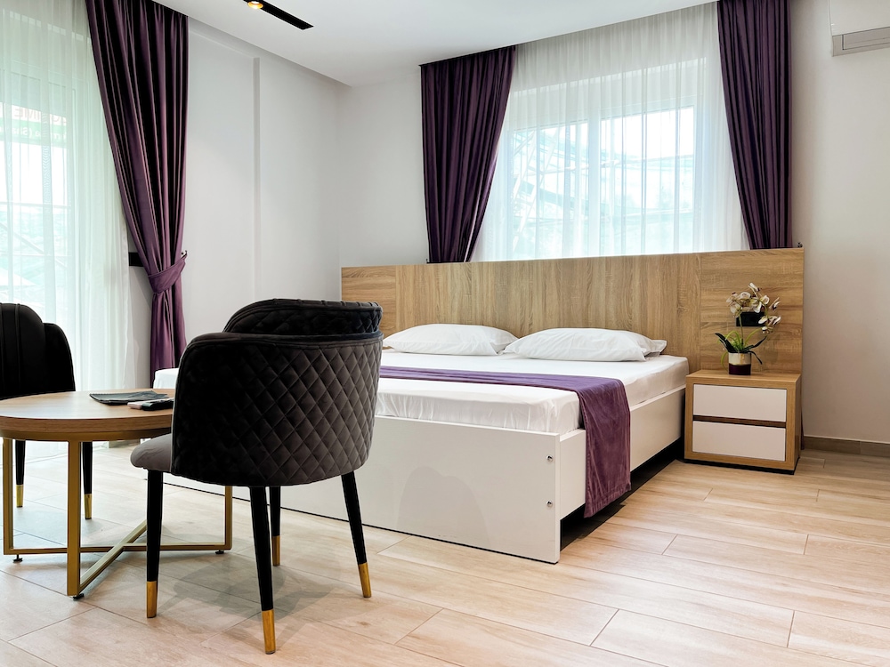 Deluxe Double Room, Partial Lake View