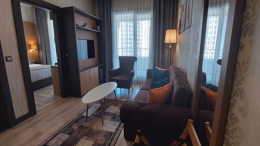 Suite, 1 Queen Bed, Smoking (Top Floor) - Photo 6
