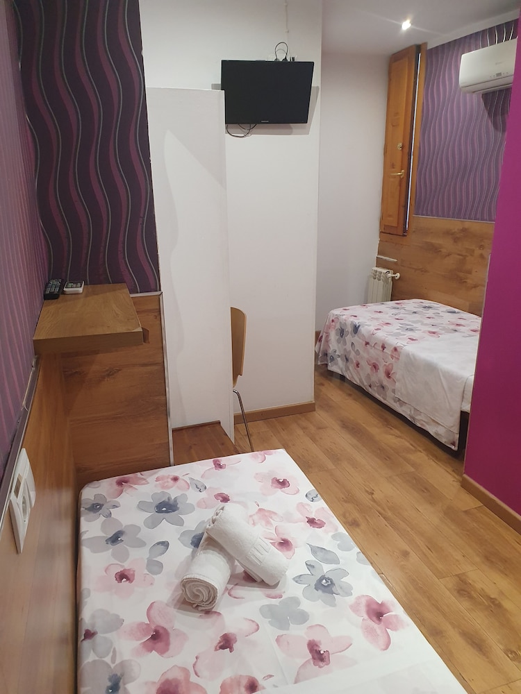 Economy Twin Room (Small) photo 3