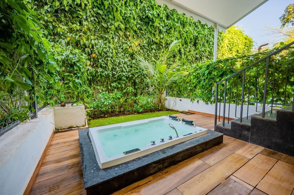 Junior Suite, Jetted Tub