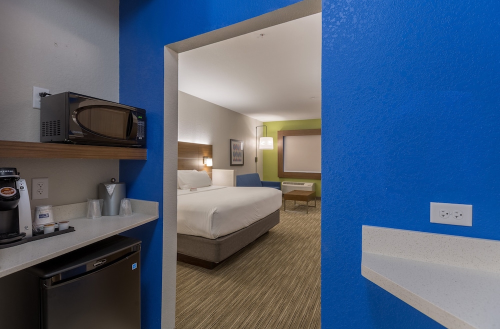 Suite, 1 King Bed with Sofa bed, Non Smoking photo 1
