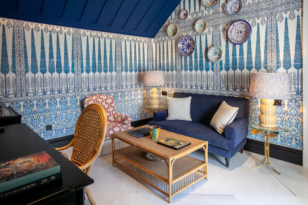 Luxury Suite - Photo 12