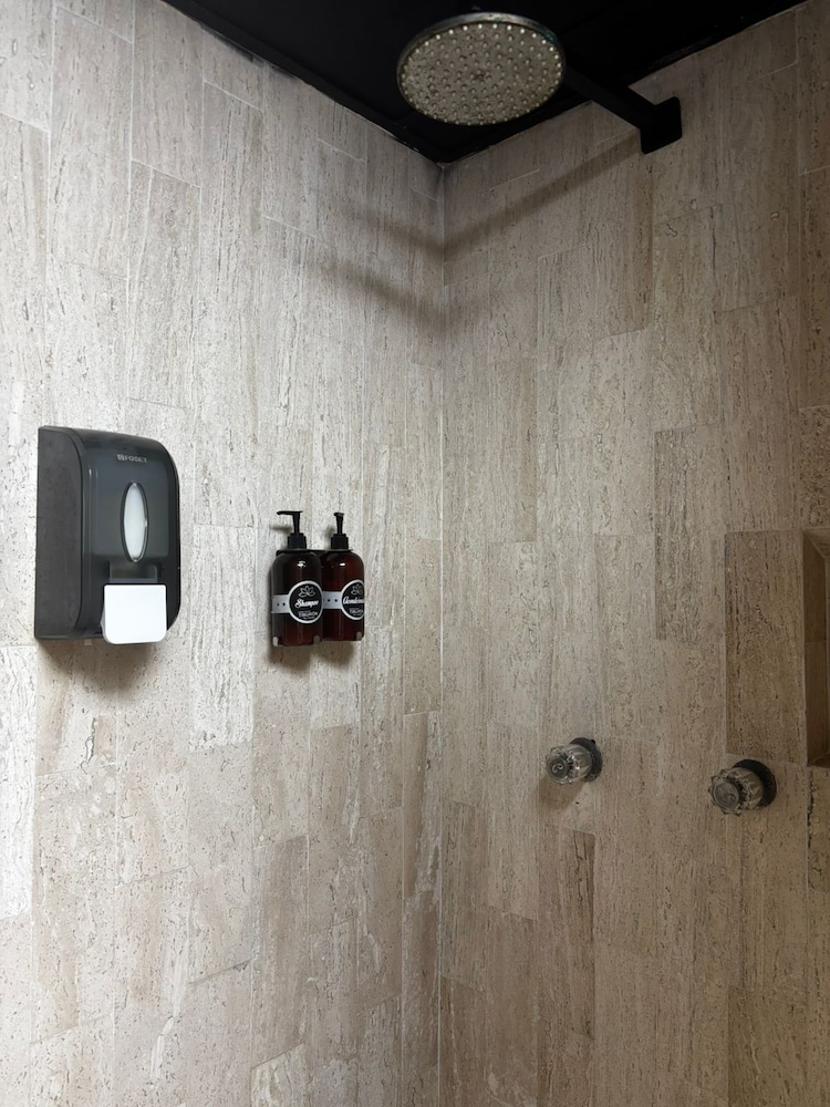 Deluxe Room - Photo 7