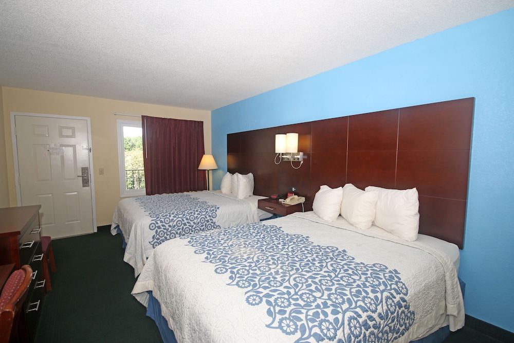 Standard Double Room, 2 Queen Beds, Smoking - Photo 2