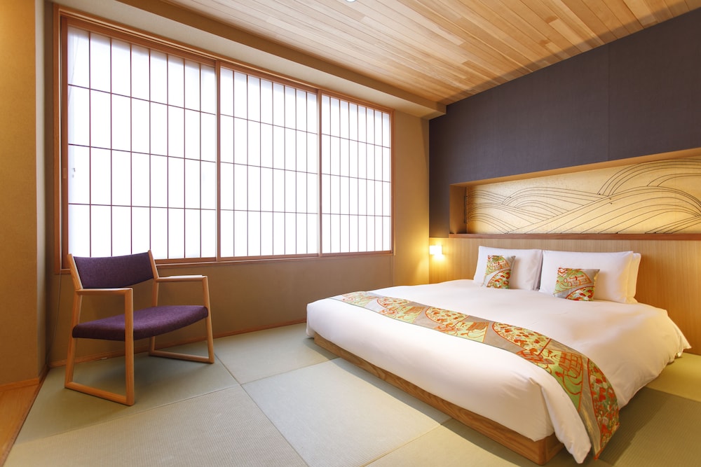 Deluxe Queen Room with Bathtub, Non Smoking photo 1