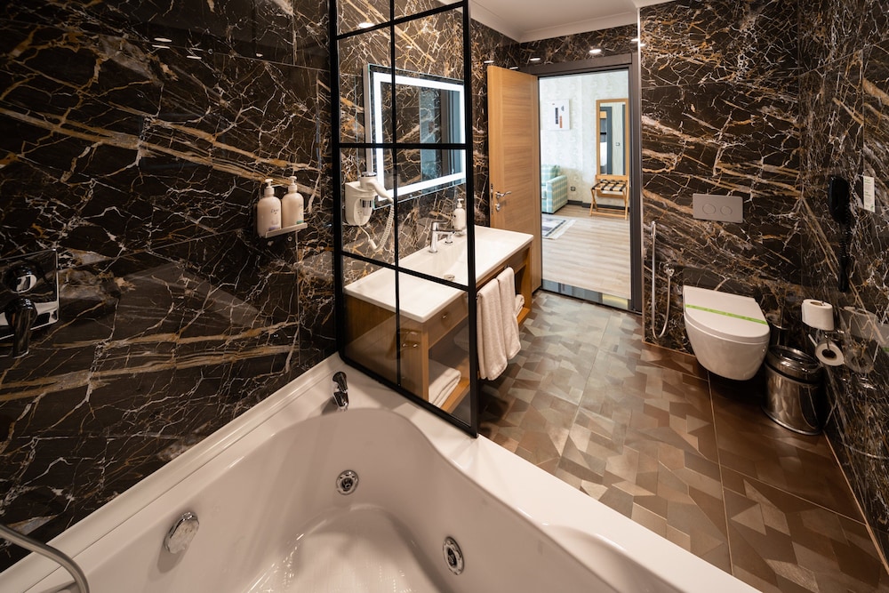 Suite, 1 King Bed, Smoking, Jetted Tub - Photo 4