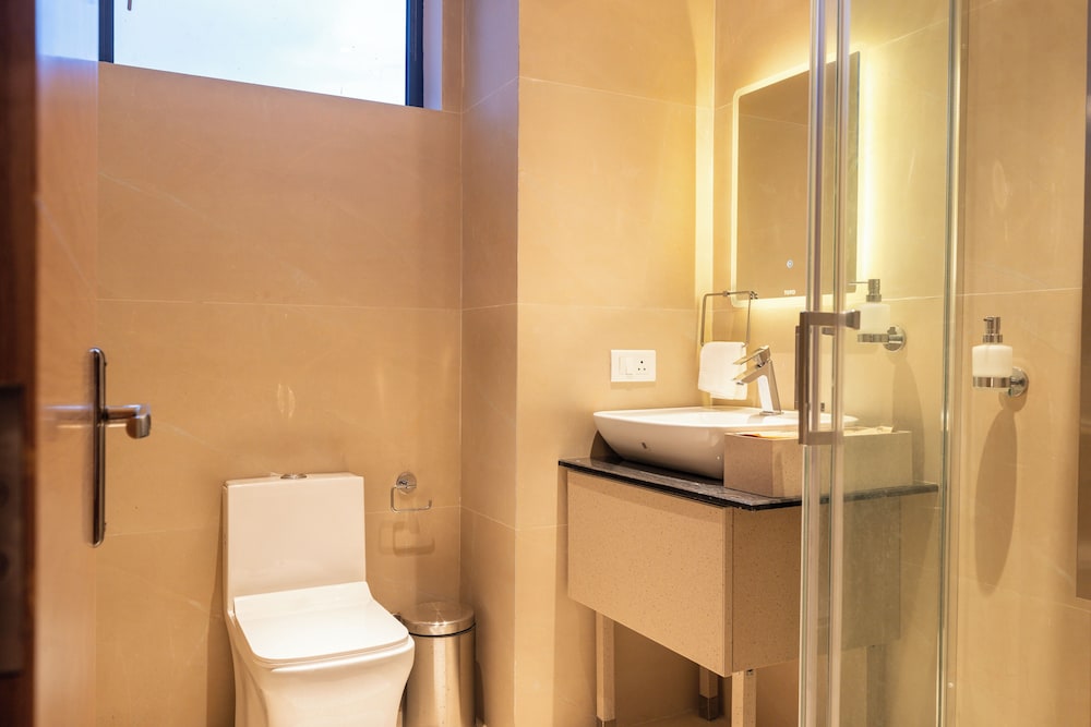 Comfort Room, 2 Twin Beds, Private Bathroom, City View photo 2