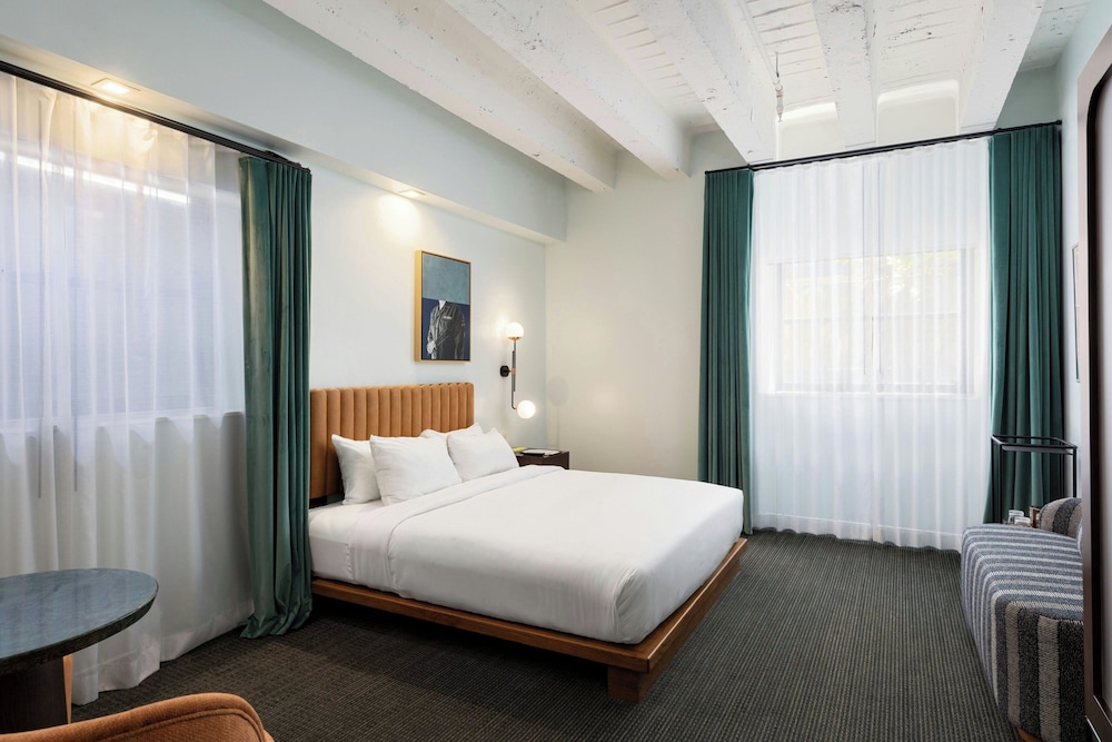 City Level Below Ground, 1 King Bed, Non Smoking (Hearing Accessible) photo 2