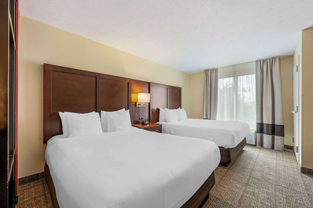 Suite, Non Smoking (2 Queen Bed with Sofabed) - Photo 1