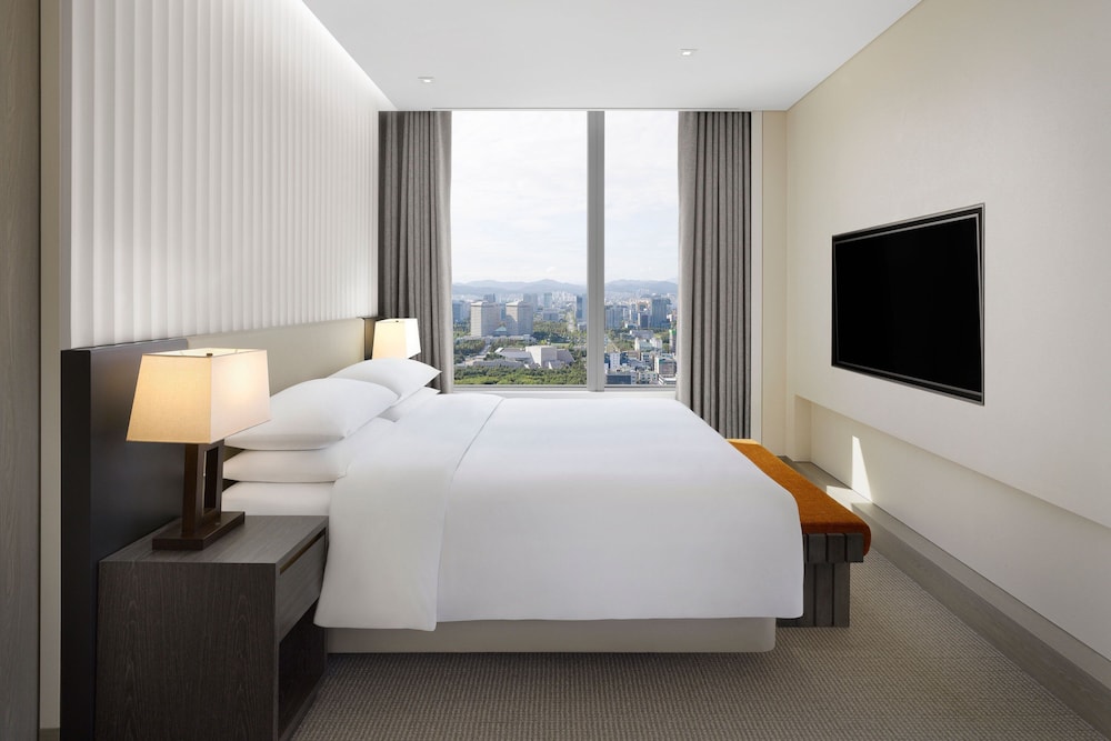 Suite, 1 King Bed, Corner (Magnolia)