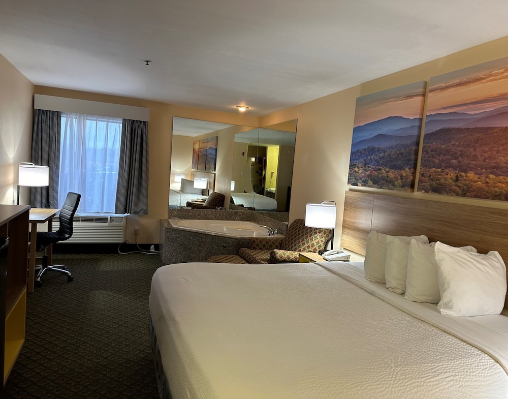 Suite, 1 King Bed, Non Smoking, Hot Tub - Photo 3