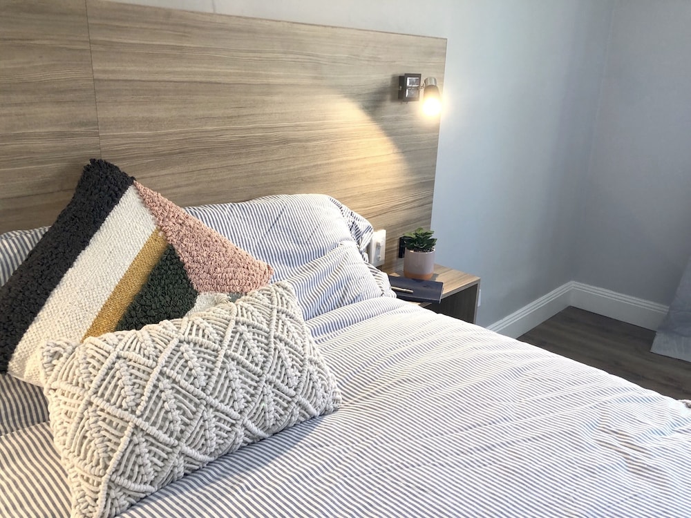 Comfort Room, 1 Queen Bed, Private Bathroom