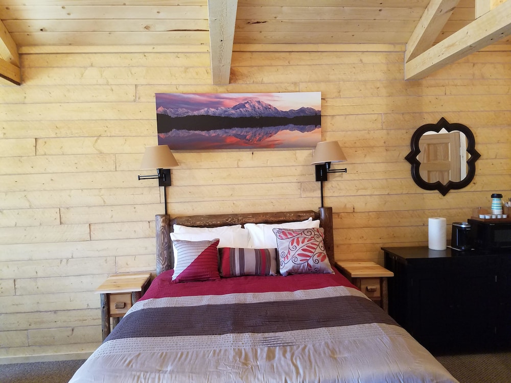 Deluxe Cabin, 2 Queen Beds, Refrigerator & Microwave