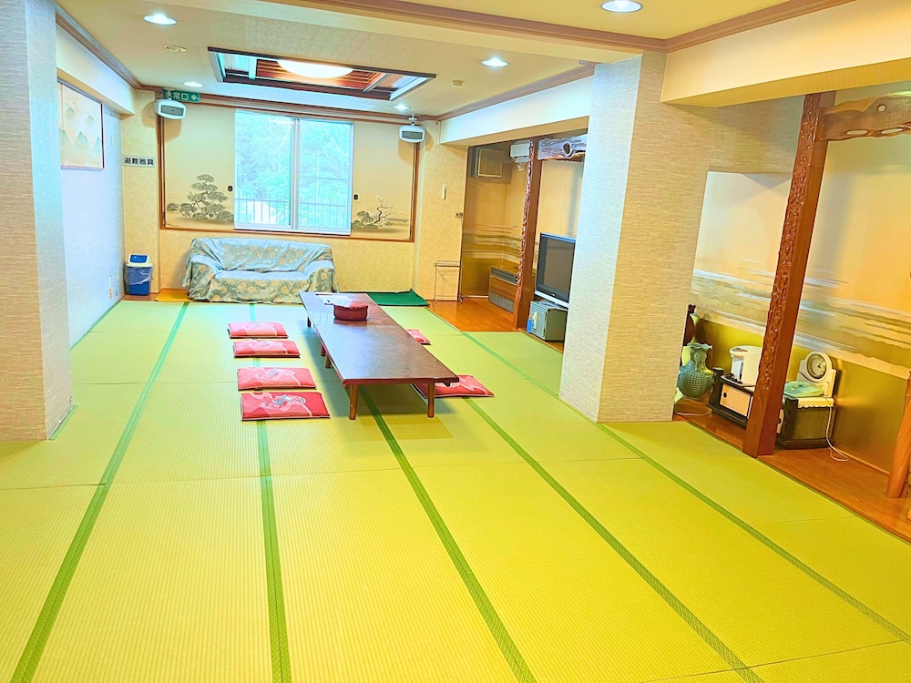 Japanese-style room for 10 people with shared bathroom photo 1