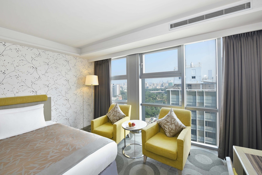 Superior Room, City View, Executive Level - Photo 5