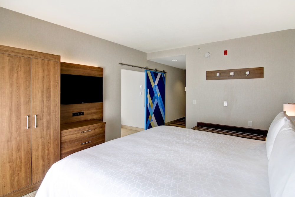 Suite, 1 King Bed with Sofa bed, Jetted Tub - Photo 3
