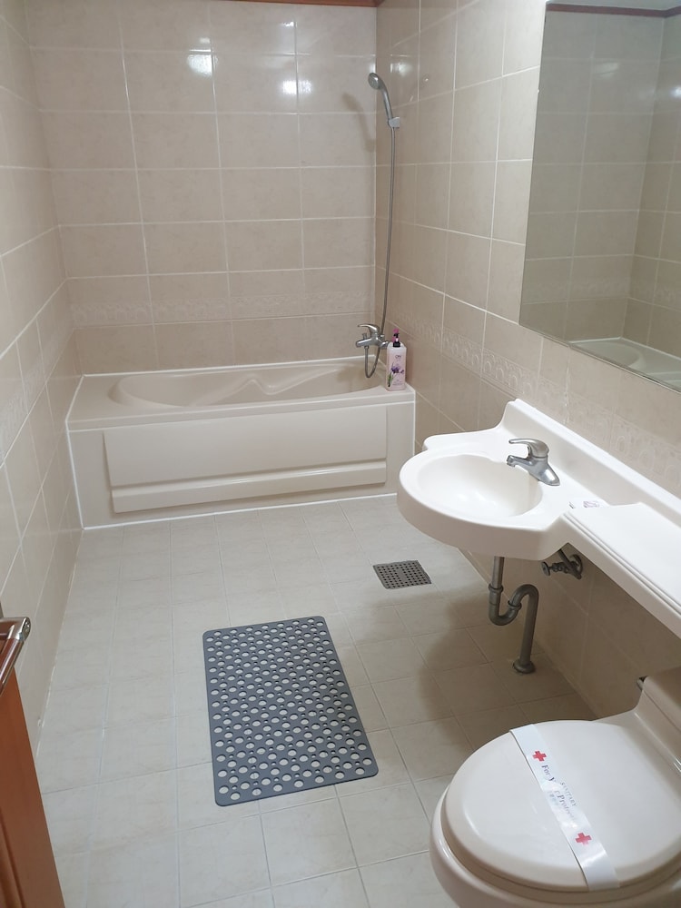 Family Room - Photo 4