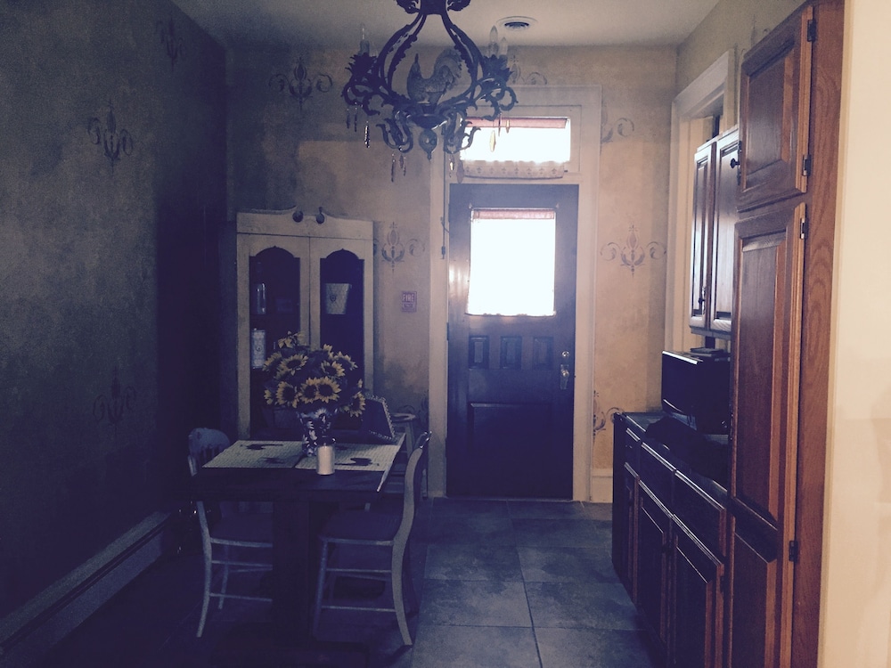 Suite, 1 Queen Bed, Kitchenette (French Suite) photo 3