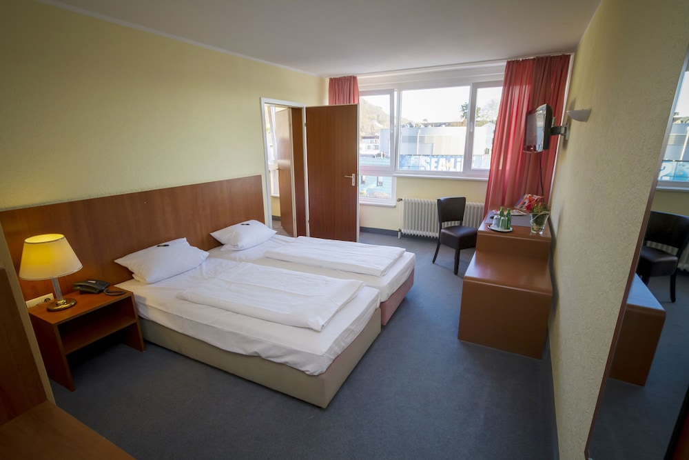 Standard Double Room, River View, Mountainside photo 3