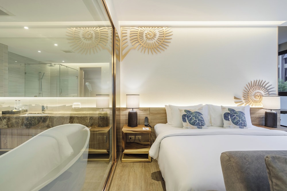 Deluxe Room, 1 King Bed, Pool View - Photo 8