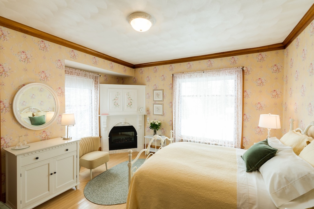 Deluxe Double Room, 1 Queen Bed, Fireplace photo 1