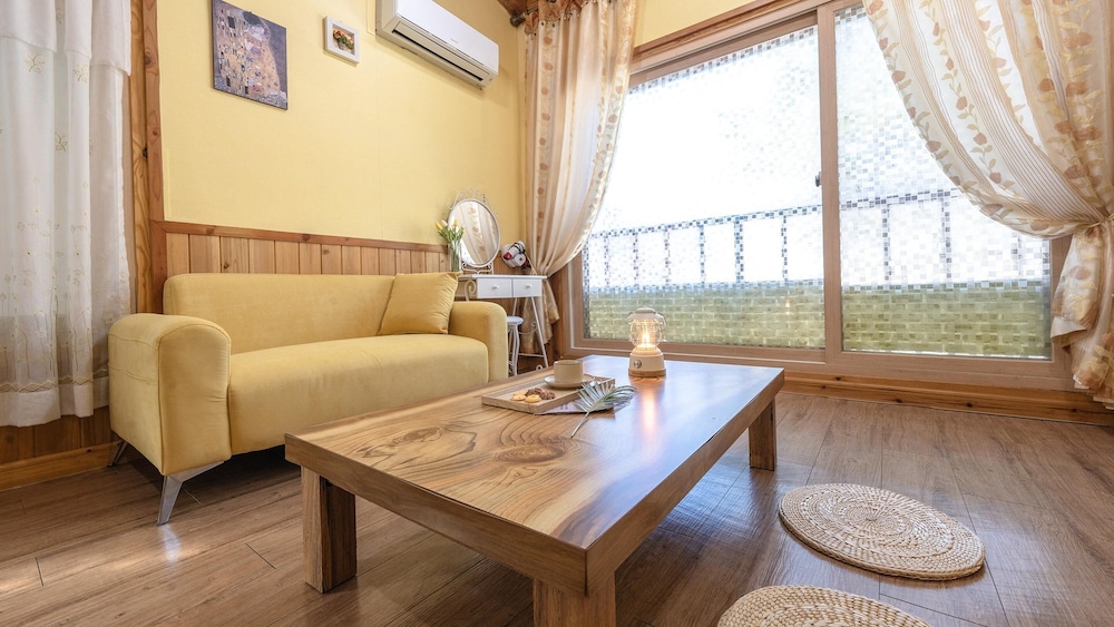 Basic Room, 1 Bedroom (gold) photo 1