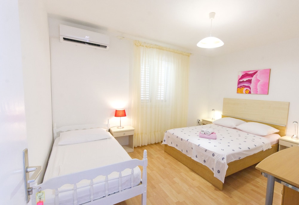 Basic Triple Room, 1 Bedroom, Shared Bathroom, Garden View photo 1