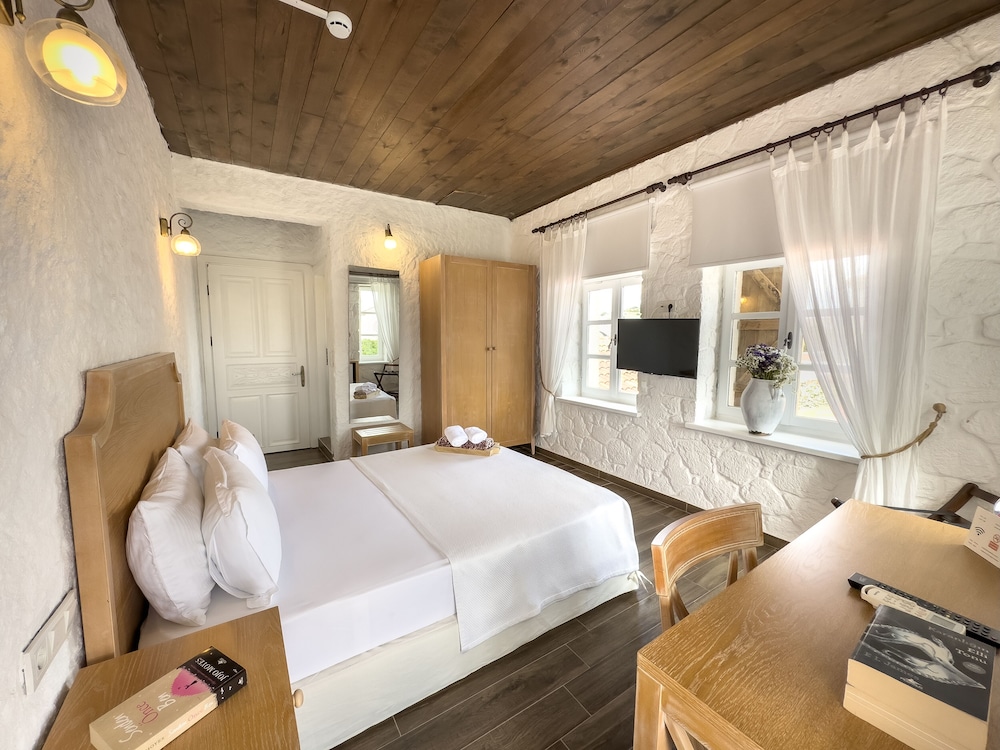 Superior Double Room (Half Bay Window)
