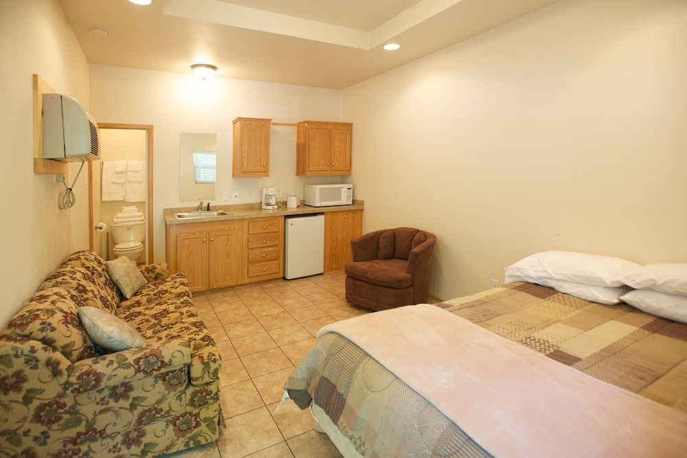 Standard Double Room with Balcony - Photo 3