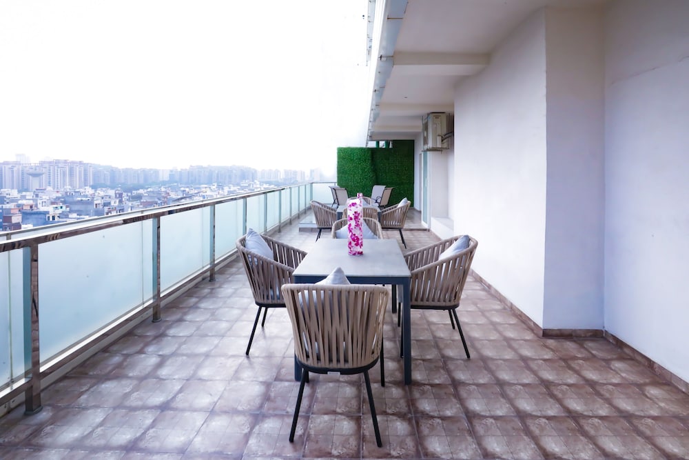 Deluxe Suite with Private Terrace - Photo 13