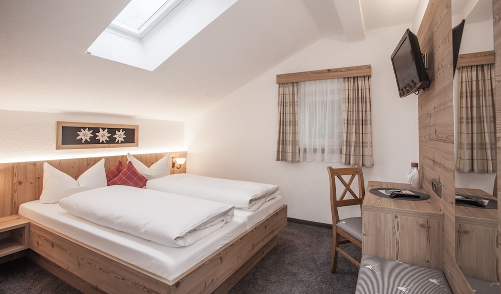 City Room, 1 Bedroom, Non Smoking, Mountainside (Bad-Dachschräge)