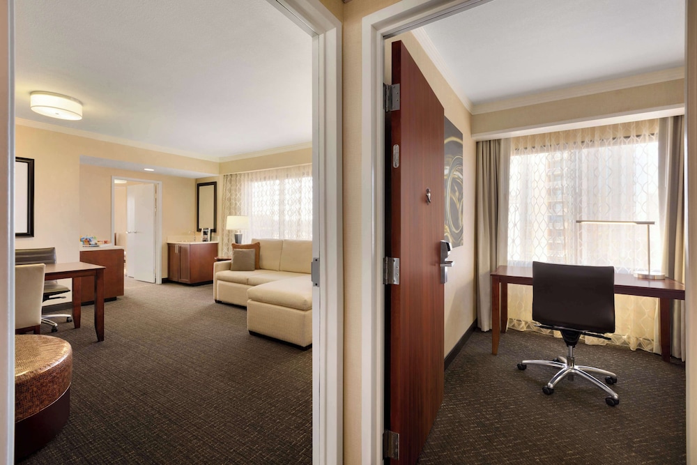 Suite, 2 Bedrooms, Non Smoking, 2 Bathrooms (2 Queen, 1 Double, Sofa Sleeper) - Photo 1