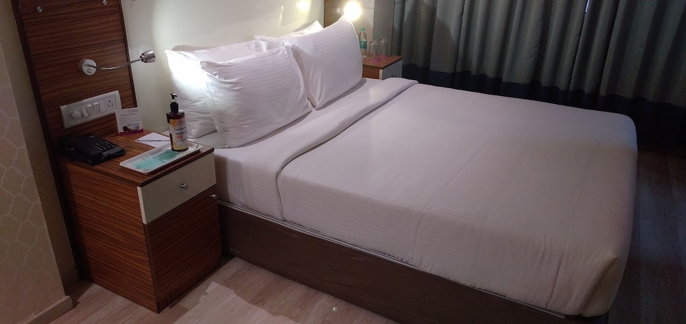 Deluxe Room (King Bed) - Photo 9