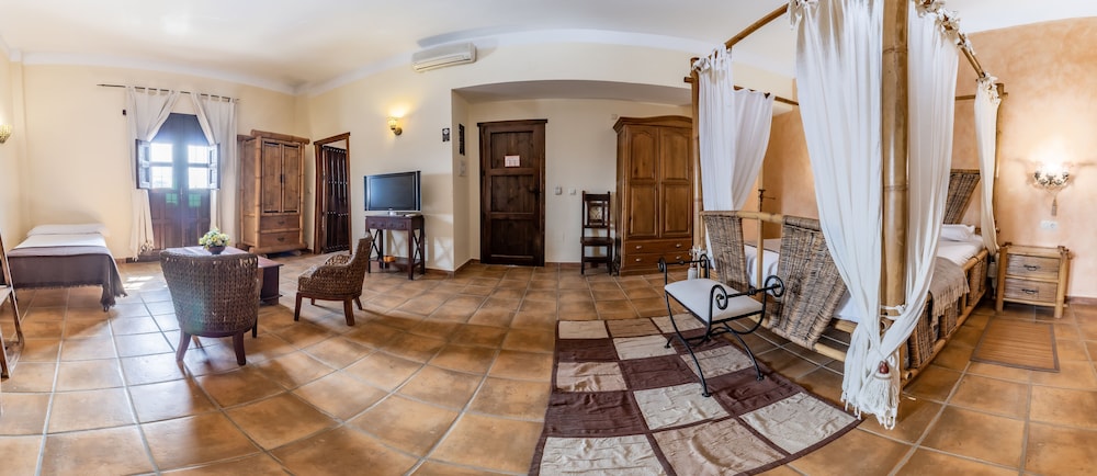 Deluxe Studio Suite - Photo 3