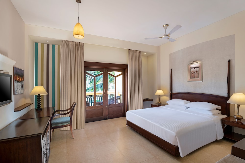 Deluxe Room, 2 Twin Beds, Balcony, Pool View