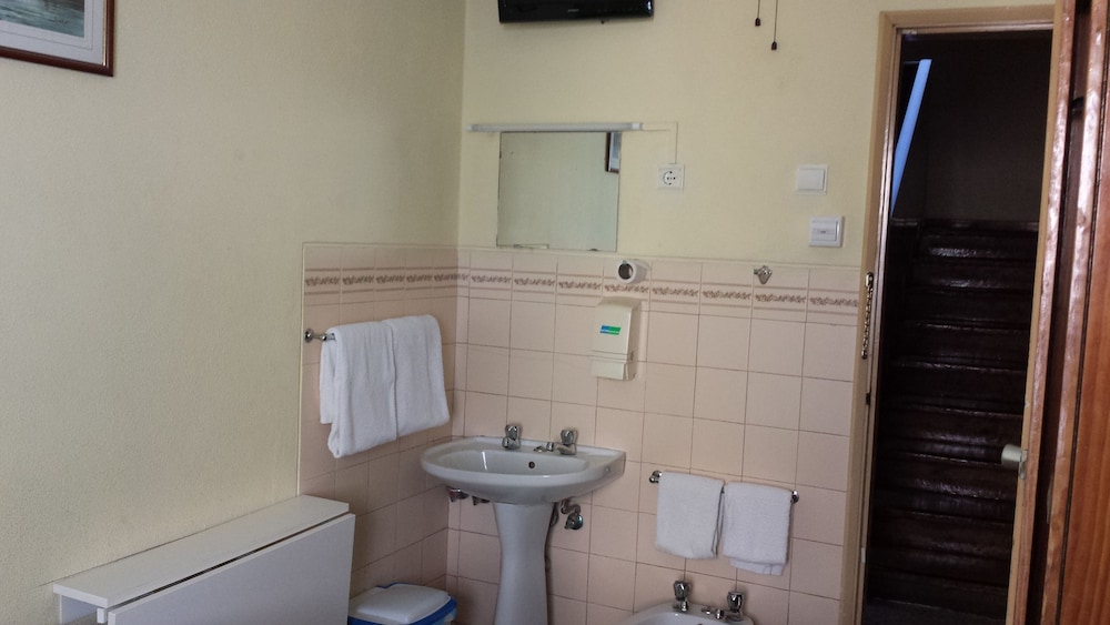 Basic Single Room, Shared Bathroom photo 2
